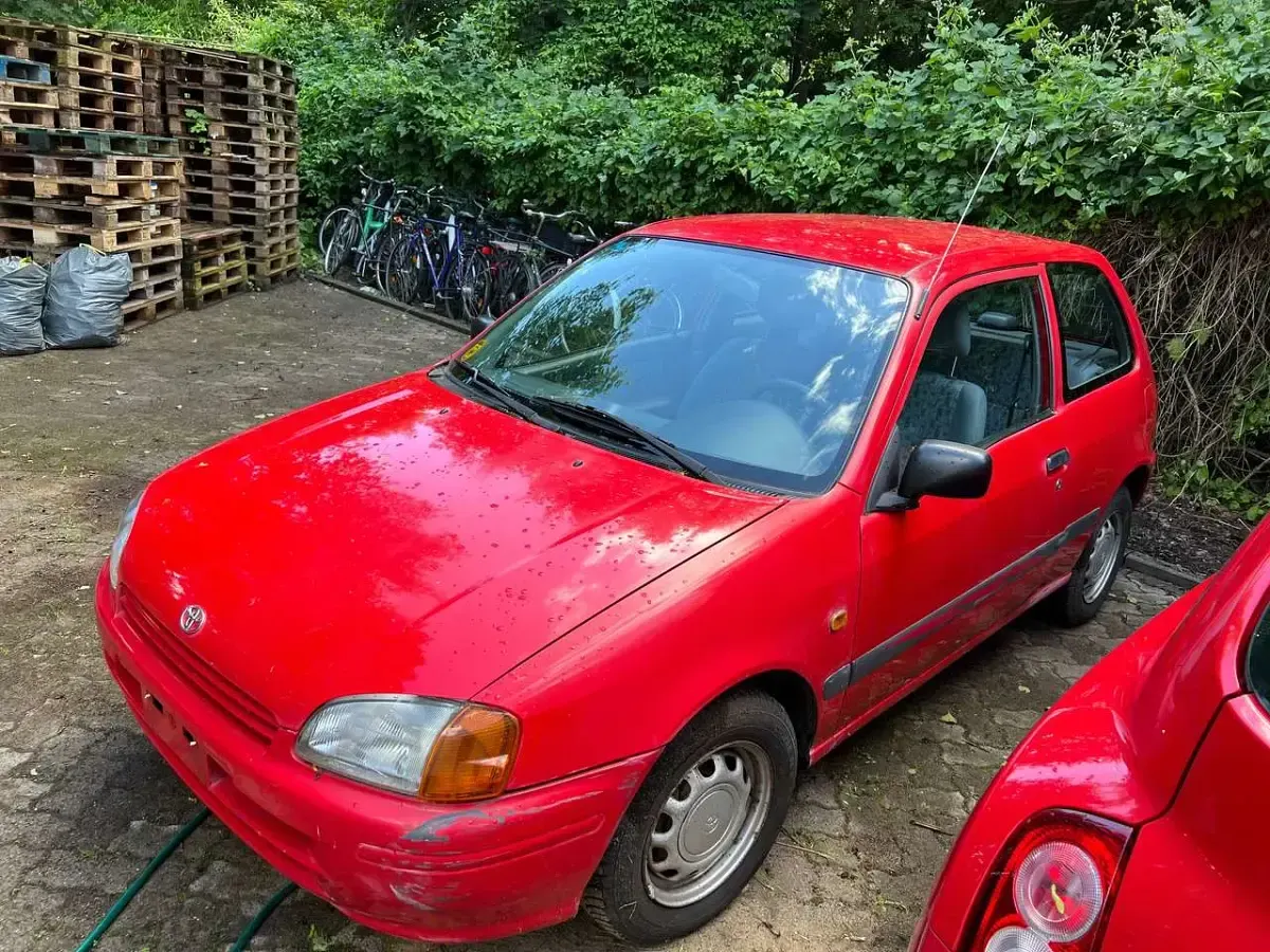 Gebraucht Toyota Starlet 75 PS (55 kW) 1997 Rot Kleinwagen