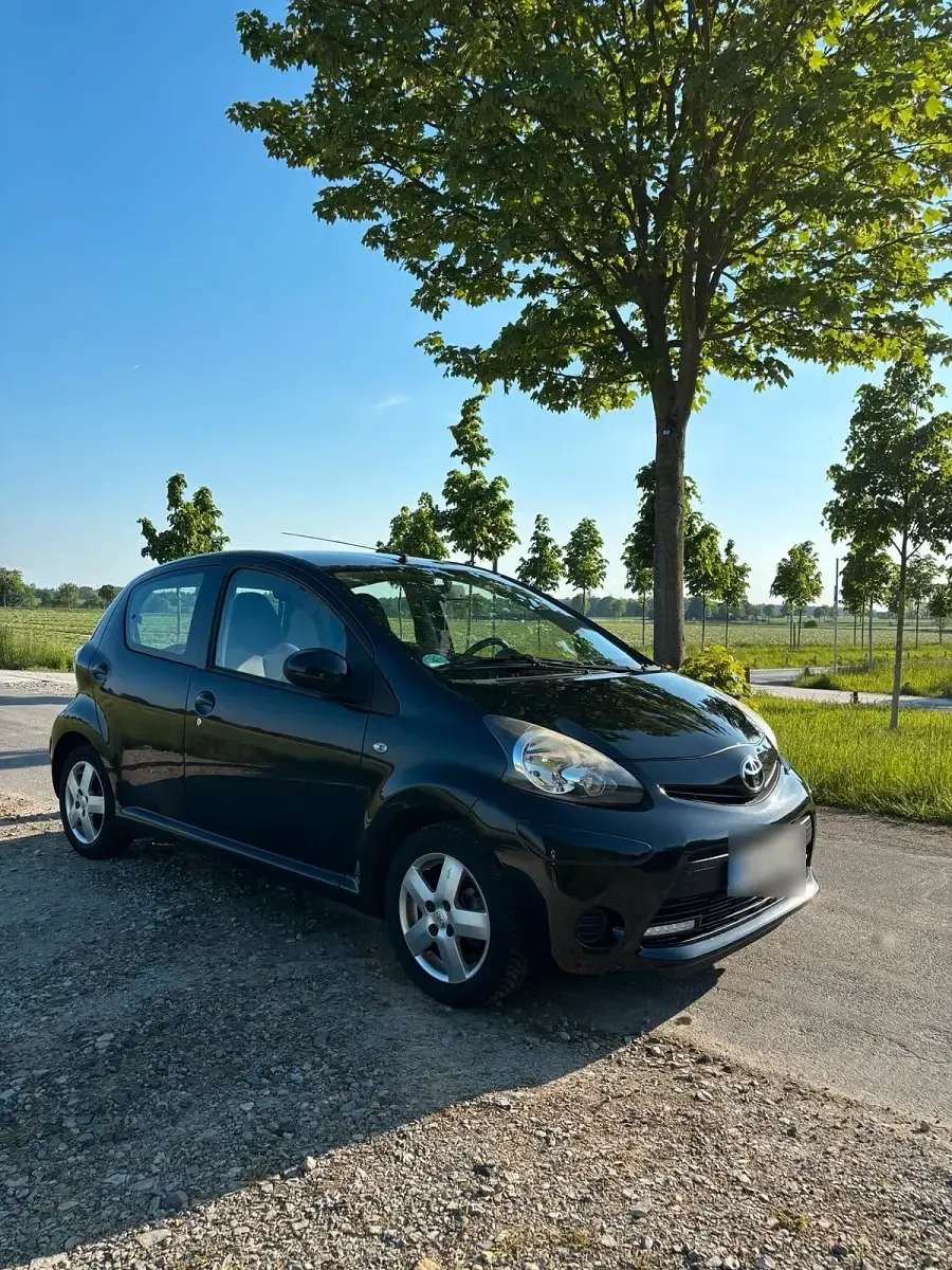 Gebraucht Toyota Aygo 68 PS (50 kW) 2013 Schwarz Kleinwagen