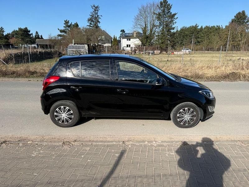 Gebraucht Hyundai i20 Edition 101 PS (74 kW) 2013 Schwarz Kleinwagen