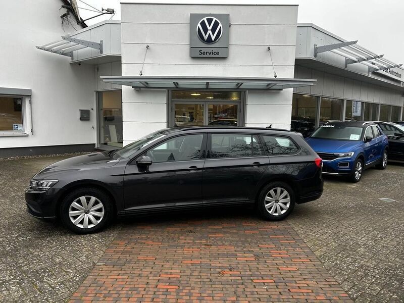 Gebraucht VW Passat Basis 122 PS (89 kW) 2022 Grau Kombi