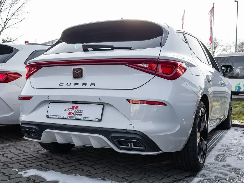 Käytetty Cupra Leon Basis 150 HP (110 kW) 2023 Valkoinen Sedan