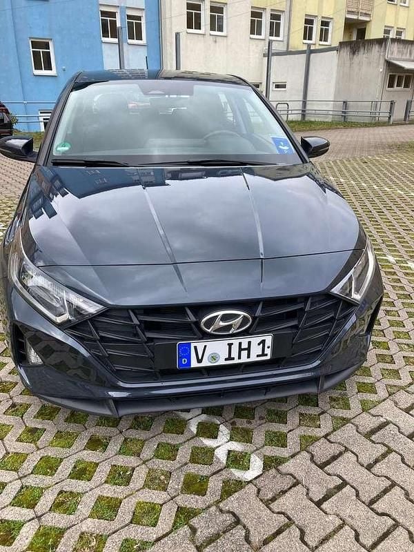 Grün Gebraucht 2021 Hyundai i20 Pure Limousine | 12.900 € (Fairer Preis) - Bild 1/4