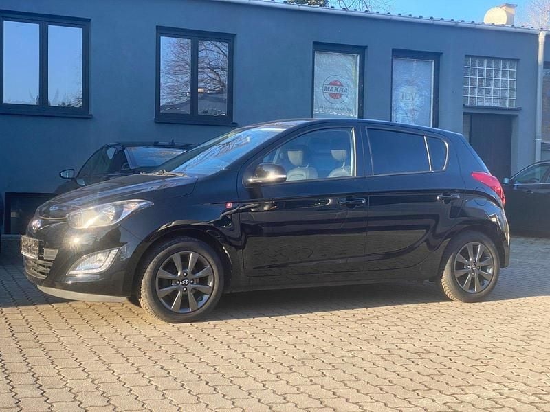 Schwarz Gebraucht 2014 Hyundai i20 Kleinwagen | 5.999 € (Fairer Preis) - Bild 1/4