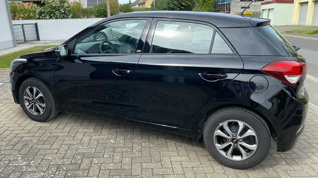 Gebraucht Hyundai i20 75 PS (55 kW) 2018 Schwarz Limousine