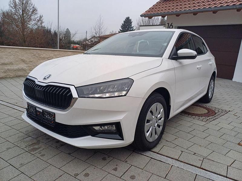 Weiß Neu 2025 Skoda Fabia Essence Limousine | 17.250 € (Guter Preis) - Bild 1/4