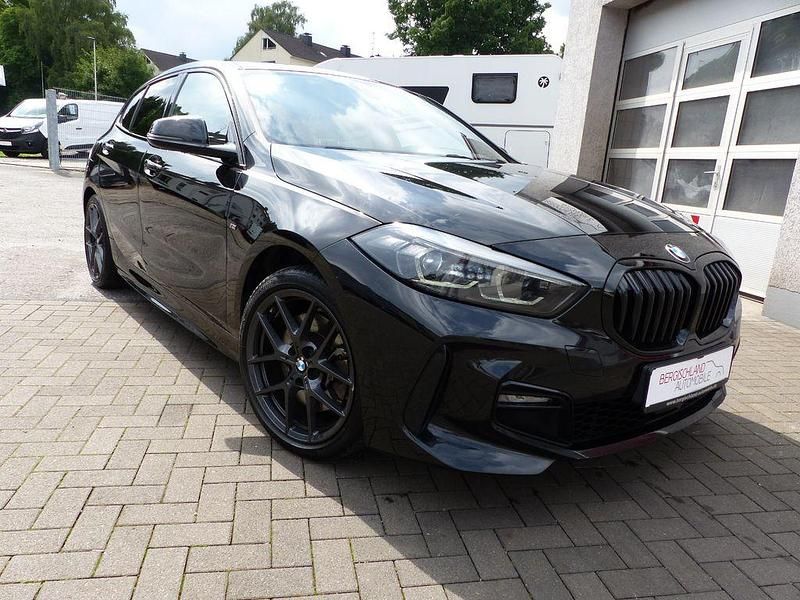 Schwarz Gebraucht 2021 BMW 120 M Sport Kleinwagen | 23.950 € (Etwas zu teuer) - Bild 1/4