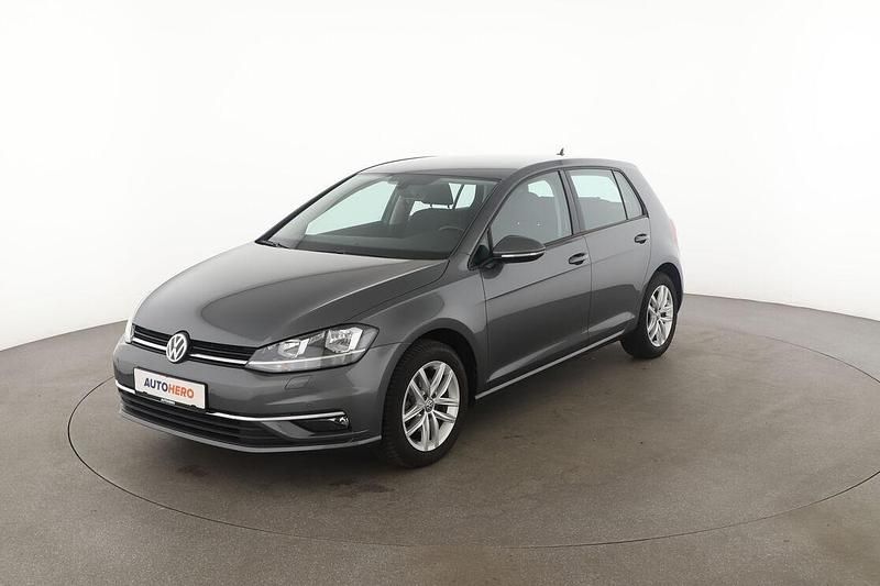 Grau Gebraucht 2018 VW Golf VII Comfortline Limousine | 14.580 € (Guter Preis) - Bild 1/3