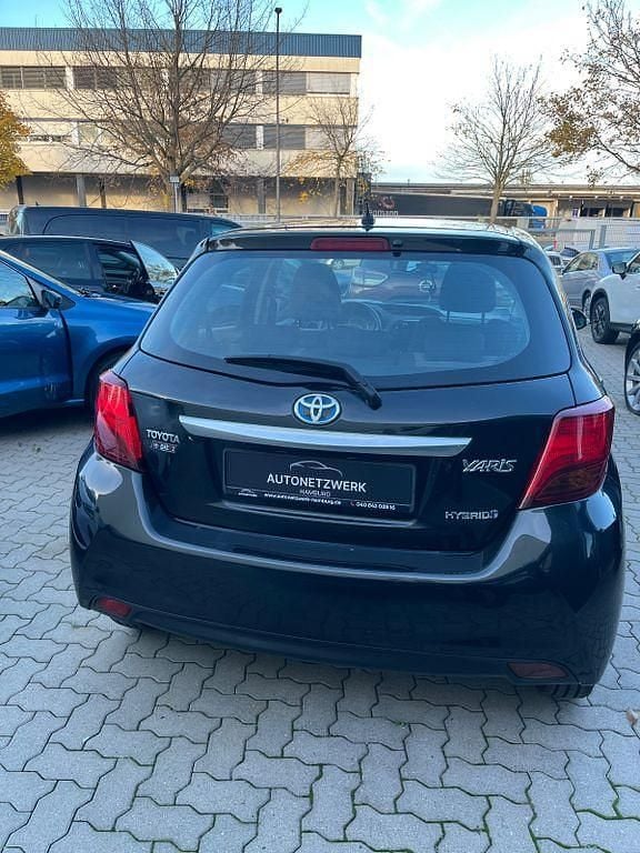 Gebraucht Toyota Yaris Hybrid Comfort 75 PS (55 kW) 2015 Schwarz Limousine