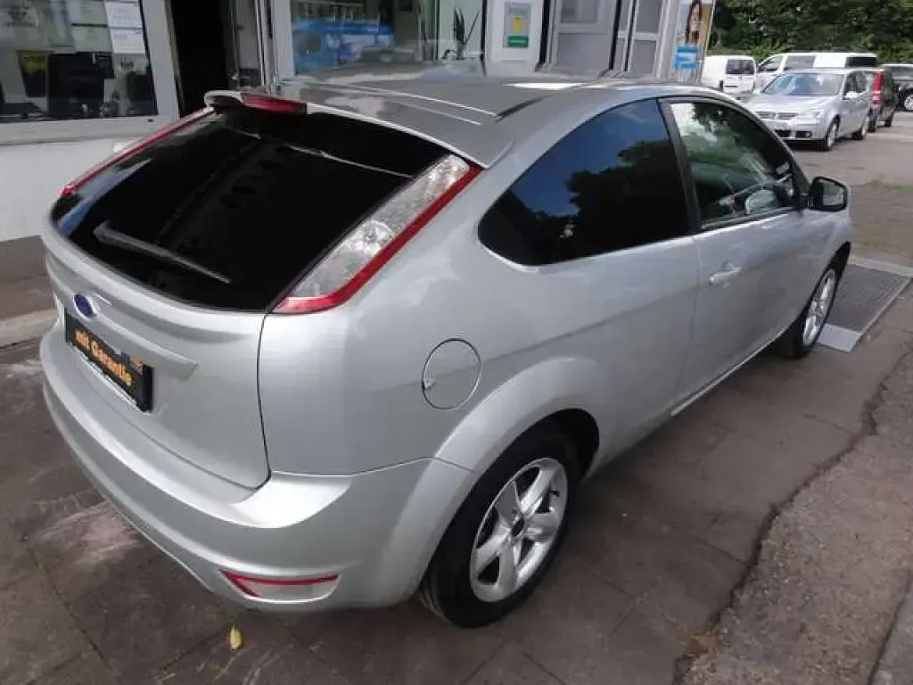 Gebraucht Ford Focus Style 101 PS (74 kW) 2010 Polarsilber metallic (metallic) Kleinwagen