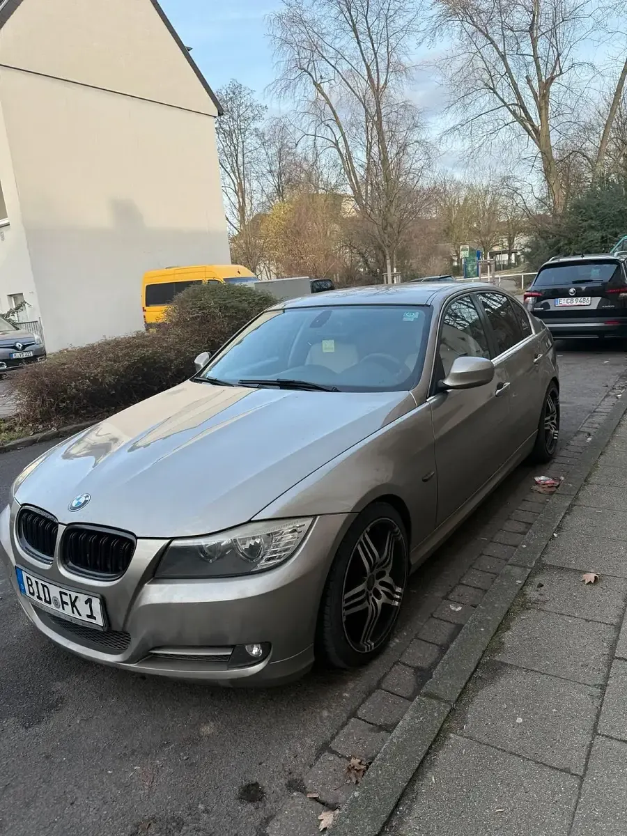 Gebraucht BMW 320 170 PS (125 kW) 2011 Andere farben Limousine
