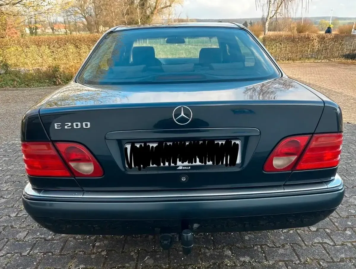 Gebraucht Mercedes E200 136 PS (100 kW) 1998 Schwarz Limousine