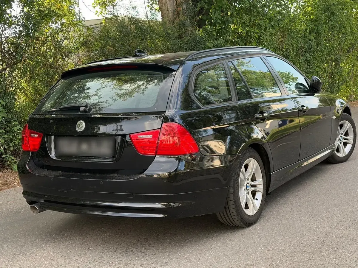 Gebraucht BMW 320 184 PS (135 kW) 2011 Schwarz Kombi