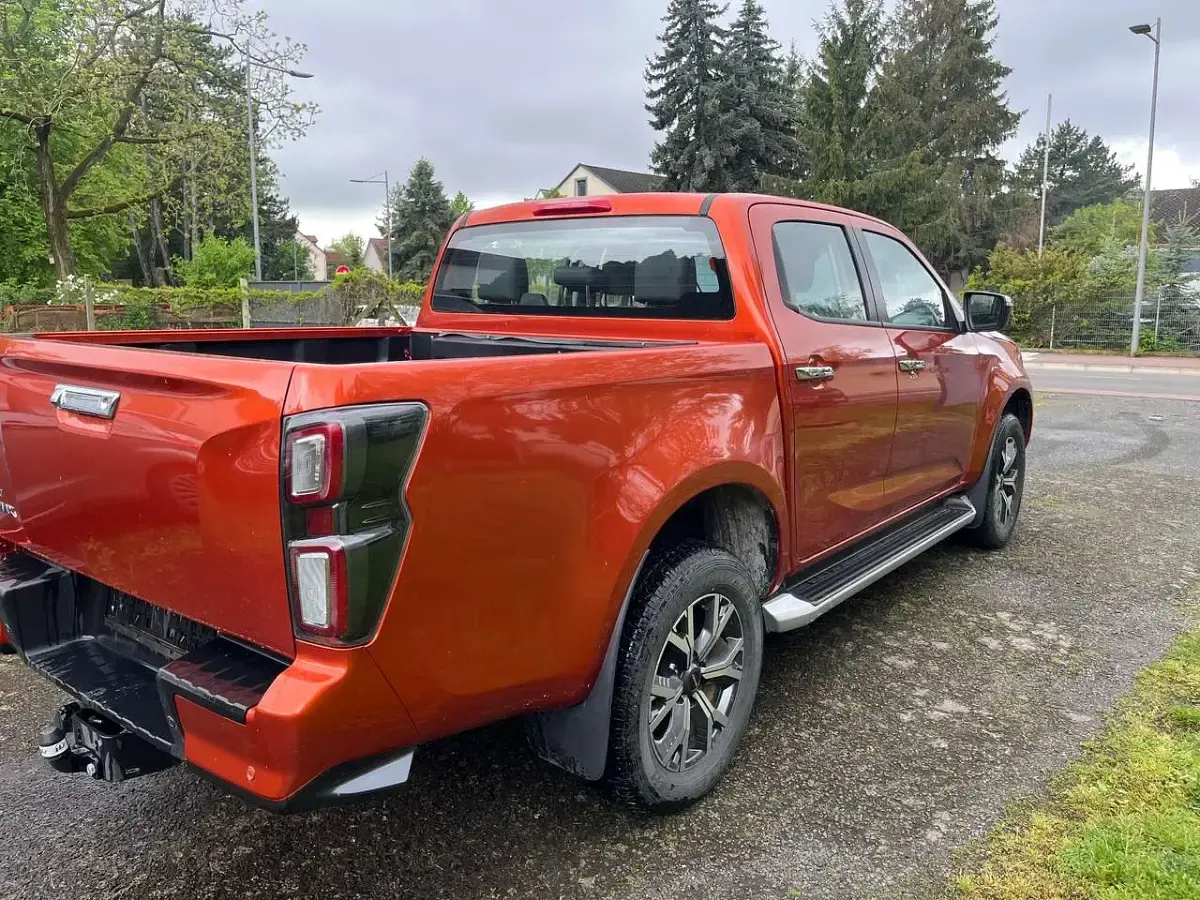Second-hand Isuzu D-Max 163 CP (119 kW) 2023 Portocaliu Pickup