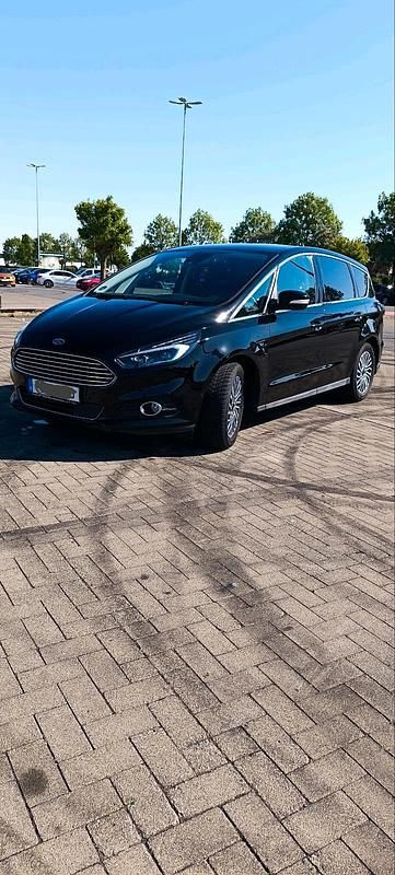 Schwarz Gebraucht 2018 Ford S-MAX Titanium Van / Kleinbus | 17.000 € (Teuer) - Bild 1/4