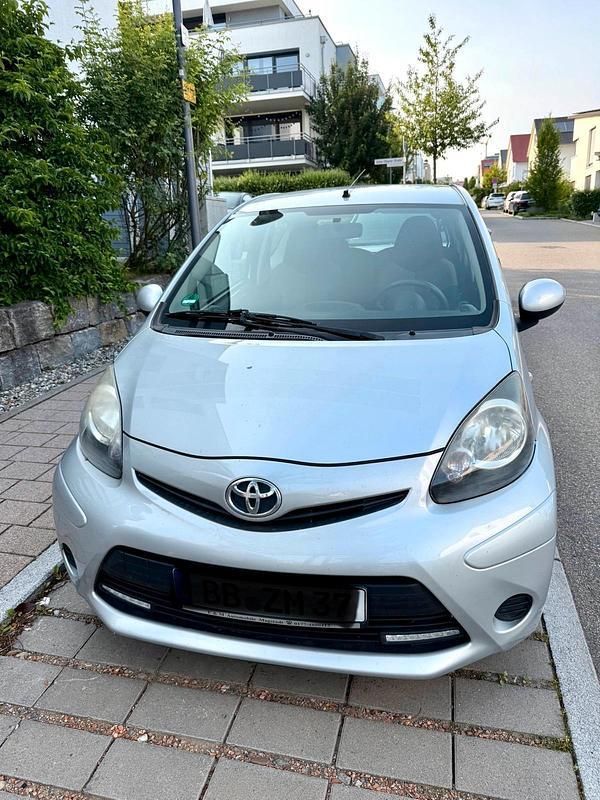 Silber Gebraucht 2013 Toyota Aygo Kleinwagen | 2.800 € (Guter Preis) - Bild 1/4