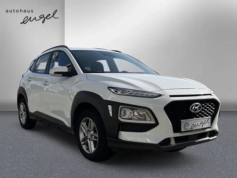Chalk white metallic (metallic) Gebraucht 2019 Hyundai Kona Trend SUV | 13.489 € (Superpreis) - Bild 1/4