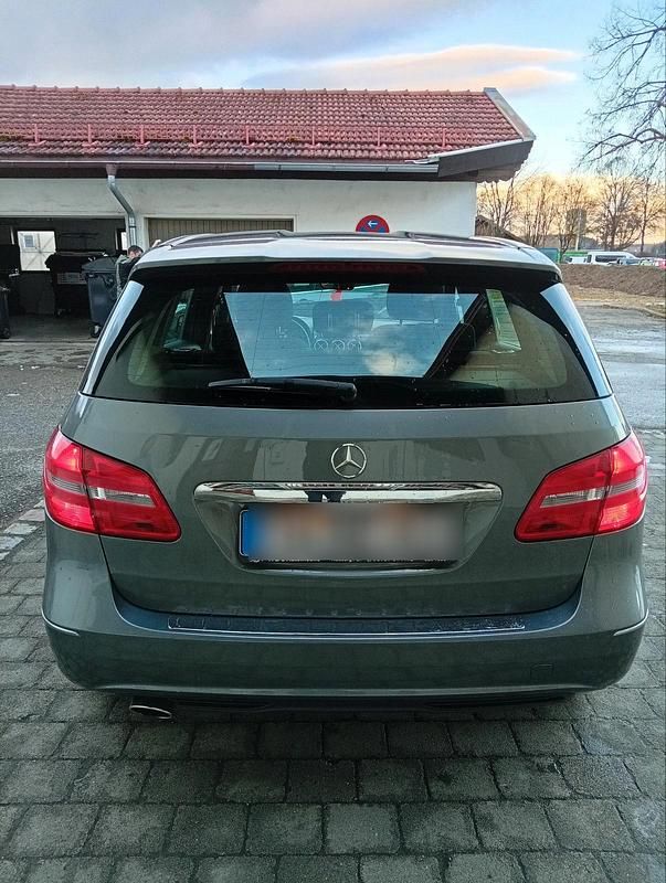 Gebraucht Mercedes B180 122 PS (89 kW) 2012 Grau Van / Kleinbus