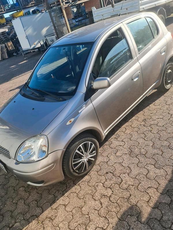 Gold Gebraucht 2005 Toyota Yaris Kleinwagen | 1.450 € (Guter Preis) - Bild 1/4