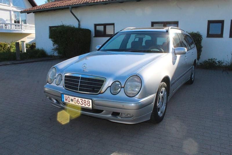 Gebraucht Mercedes E220 Classic 143 PS (105 kW) 2001 Silber Limousine
