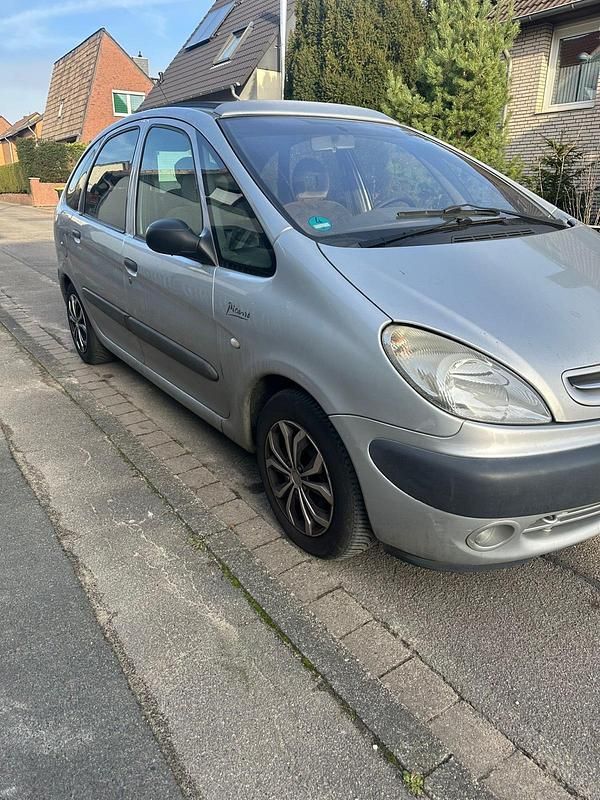 Grau Gebraucht 2002 Citroën Xsara Picasso Van / Kleinbus | 650 € - Bild 1/4