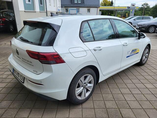 Gebraucht VW Golf VIII Life 150 PS (110 kW) 2022 Oryxwhite perlmutteffekt Limousine