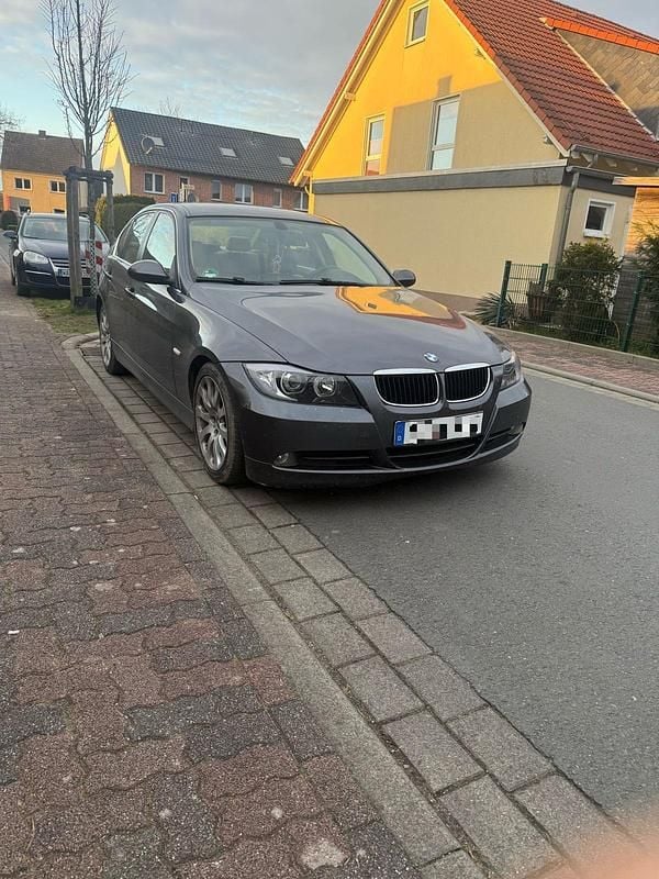 Grau Gebraucht 2005 BMW 325 Limousine | 3.200 € - Bild 1/4