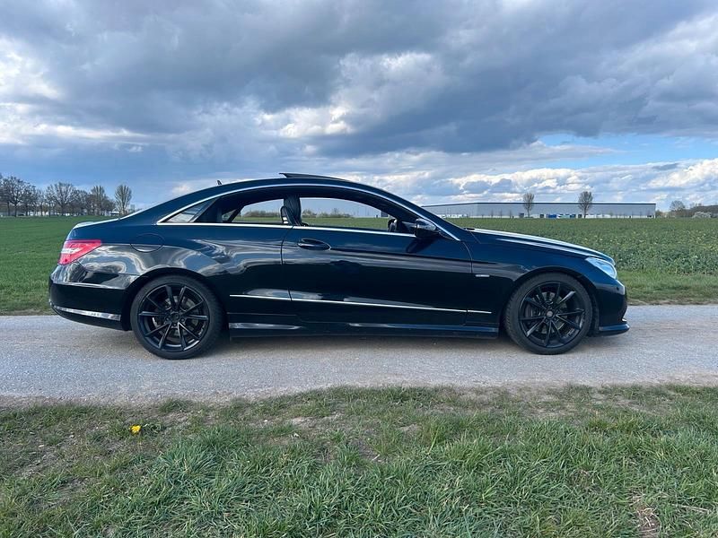 Gebraucht Mercedes E250 AMG 204 PS (150 kW) 2009 Schwarz Coupé