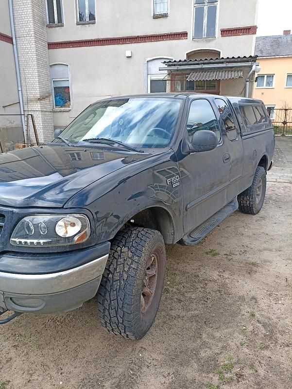 Second-hand Ford V8 320 CP (235 kW) 2004 Negru SUV