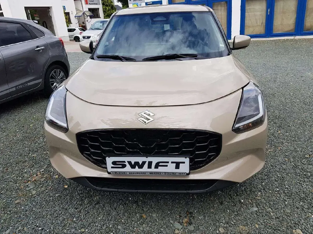 Gebraucht Suzuki Swift Comfort 83 PS (61 kW) 2024 Caravan ivory pearl Kleinwagen