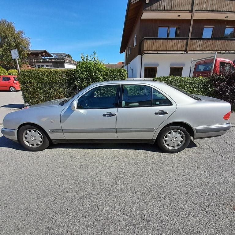 Gebraucht Mercedes E240 Elegance 170 PS (125 kW) 1999 Silber Limousine