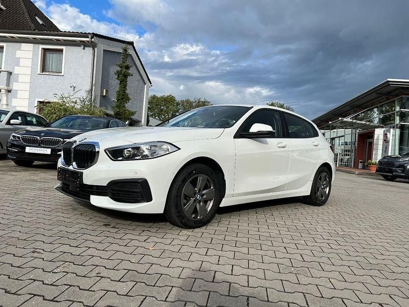Alpinweiß Gebraucht 2021 BMW 118 Comfort Edition Kleinwagen | 19.990 € (Guter Preis) - Bild 1/4