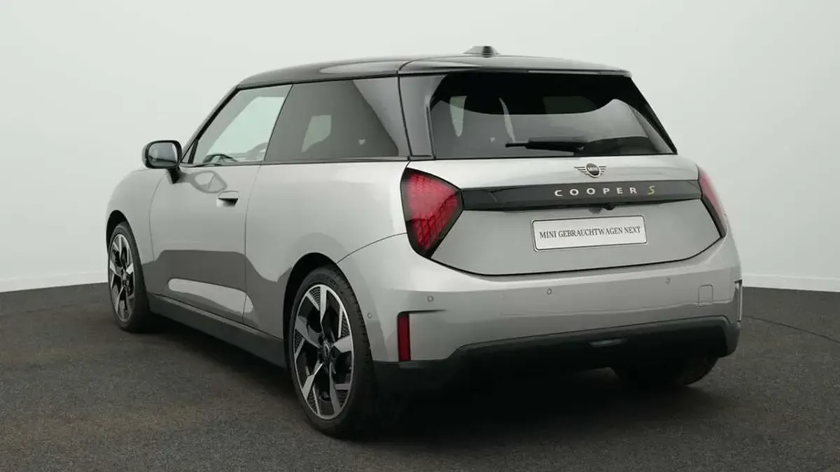 Gebraucht Mini Cooper SE Favoured 160 kW (218 PS) 2024 Grau Kleinwagen