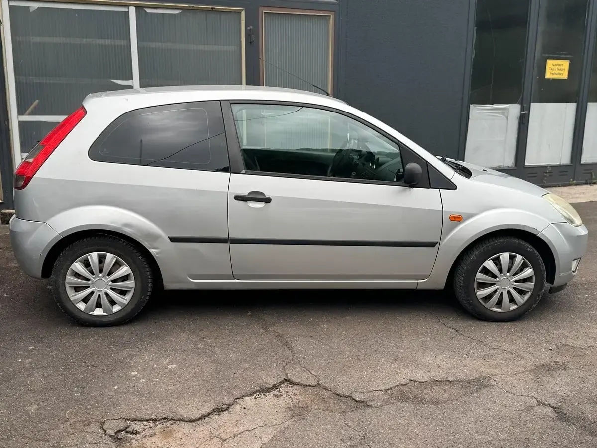 Gebraucht Ford Fiesta 80 PS (58 kW) 2003 Silber Kleinwagen