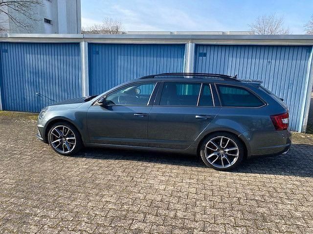 Grau Gebraucht 2017 Skoda Octavia RS Kombi | 20.850 € (Etwas zu teuer) - Bild 1/4