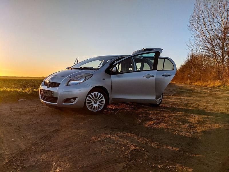 Gebraucht Toyota Yaris 99 PS (72 kW) 2011 Silber Kleinwagen