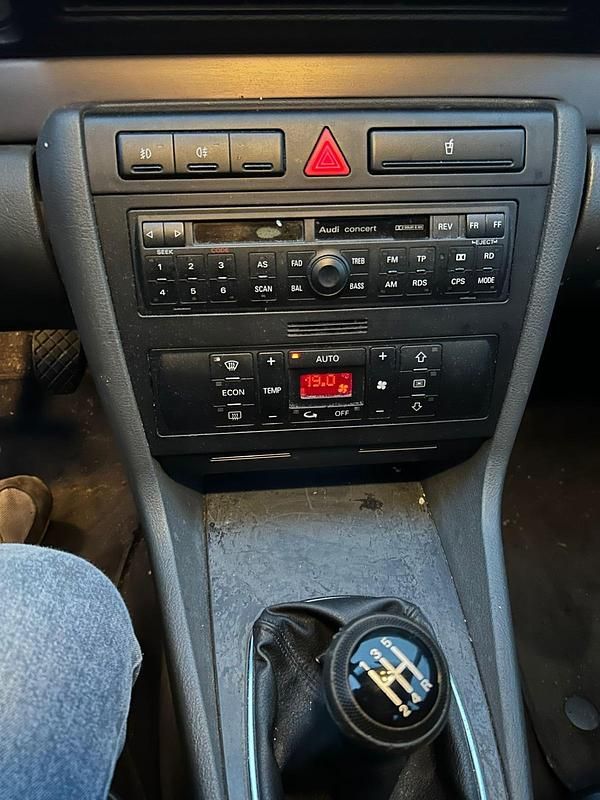 Gebraucht Audi A4 101 PS (74 kW) 2001 Grau Limousine