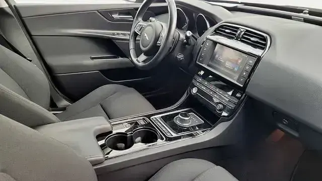 Używany Jaguar XE Pure 200 KM (147 kW) 2017 Czarny Sedan/Limuzyna