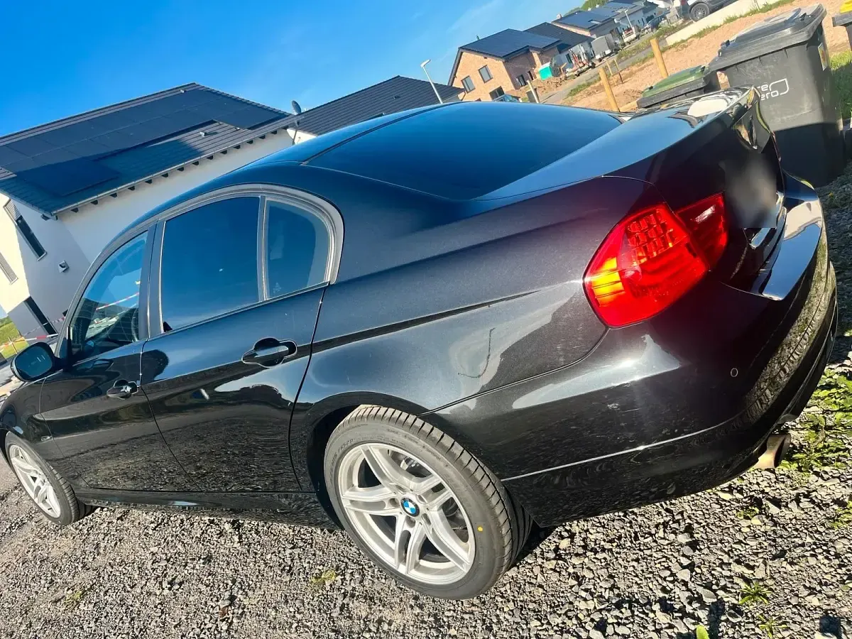 Gebraucht BMW 318 150 PS (110 kW) 2009 Schwarz Limousine