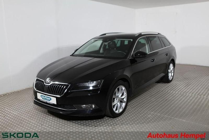 Blackmagic perleffekt (metallic) Gebraucht 2018 Skoda Superb Style Kombi | 19.490 € (Fairer Preis) - Bild 1/4