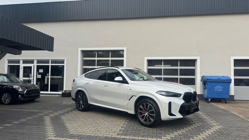 Mineralweiss metallic Gebraucht 2024 BMW X6 M Sport SUV | 86.490 € (Teuer) - Bild 1/4