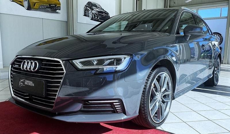 Grau Gebraucht 2020 Audi A3 Sportback e-tron Design Limousine | 18.990 € (Superpreis) - Bild 1/4