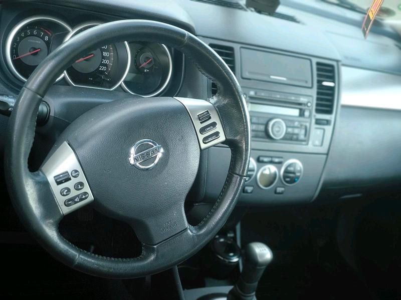 Gebraucht Nissan Tiida 110 PS (80 kW) 2009 Silber Kleinwagen