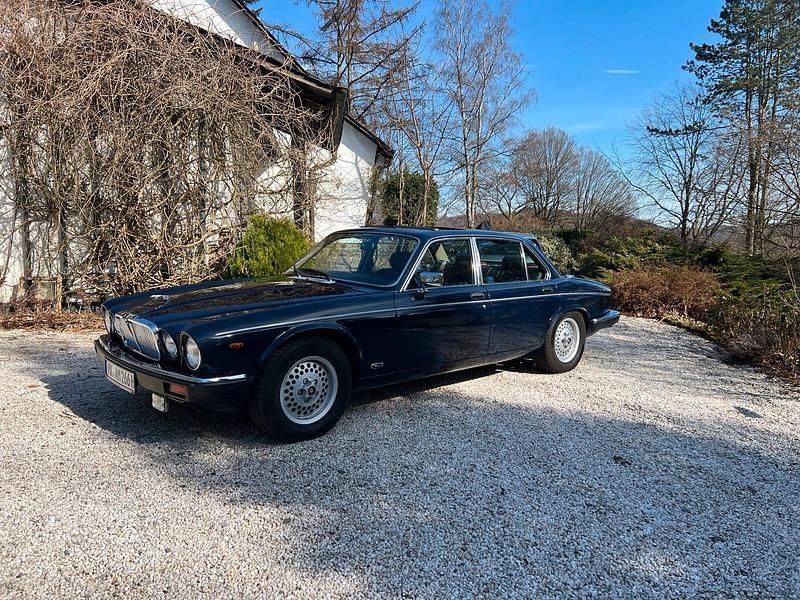 Blau Gebraucht 1991 Jaguar XJ12 Limousine | 24.500 € - Bild 1/4