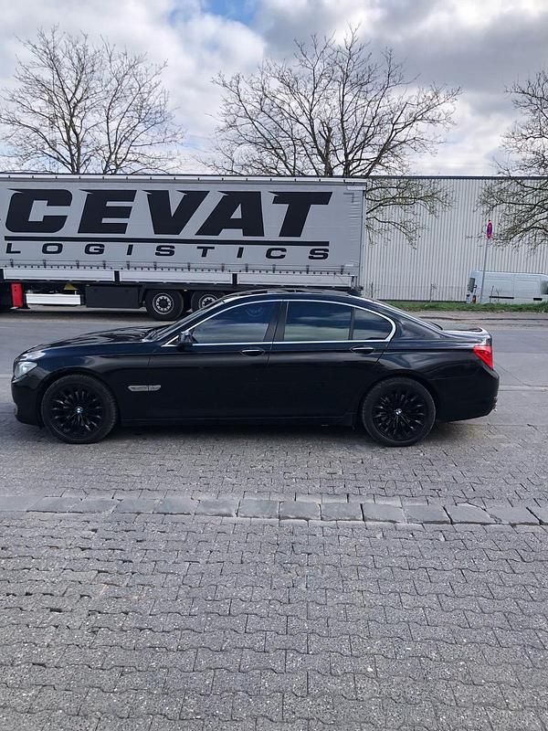 Gebraucht BMW 740 306 PS (225 kW) 2010 Schwarz Limousine