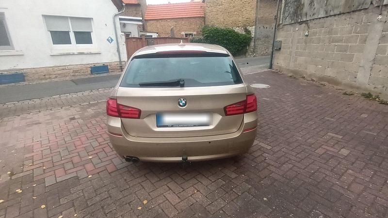Gebraucht BMW 520 Basis 183 PS (134 kW) 2011 Gold Limousine