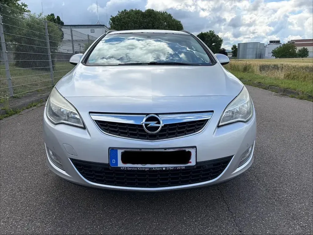 Gebraucht Opel Astra Edition 131 PS (96 kW) 2011 Grau Kombi