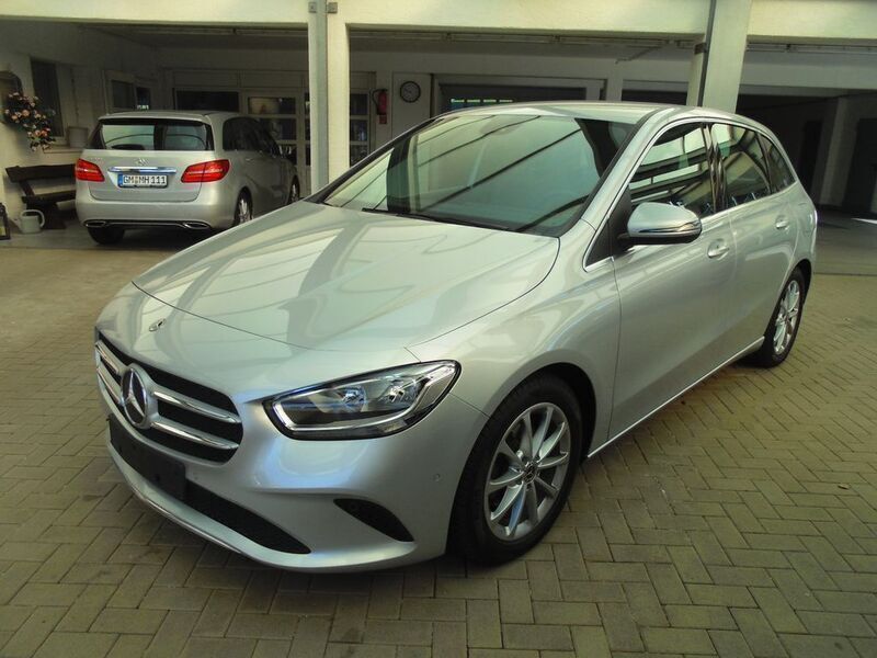 Iridiumsilber metalliclack Gebraucht 2019 Mercedes B180 Van / Kleinbus | 23.400 € (Fairer Preis) - Bild 1/4
