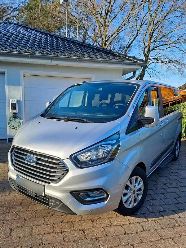 Gebraucht Ford Tourneo 131 PS (96 kW) 2018 Silber Van / Kleinbus