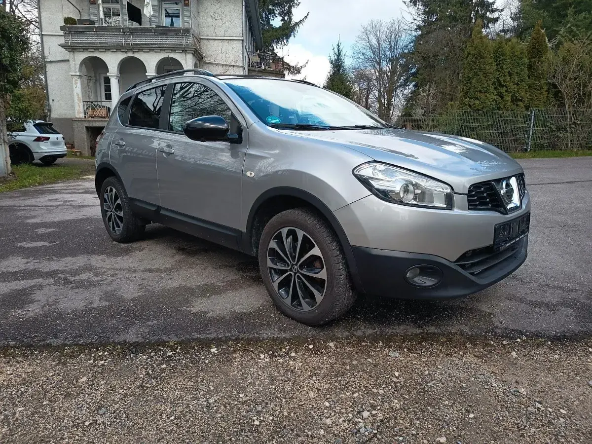 Gebraucht Nissan Qashqai 131 PS (96 kW) 2013 Silber SUV