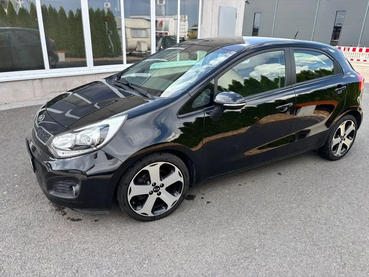 Gebraucht Kia Rio Spirit 90 PS (66 kW) 2015 Schwarz Kleinwagen
